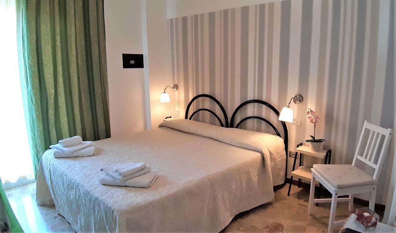 Hotel Eugenio Rimini Esterno foto